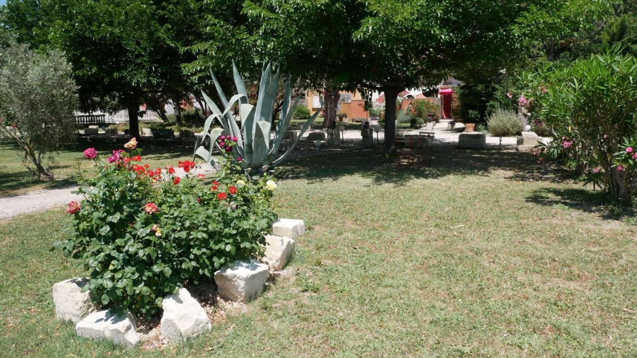 Апартаменты Mas Maurane - Les Lavandes Aux Portes D'Arles Тараскон Экстерьер фото